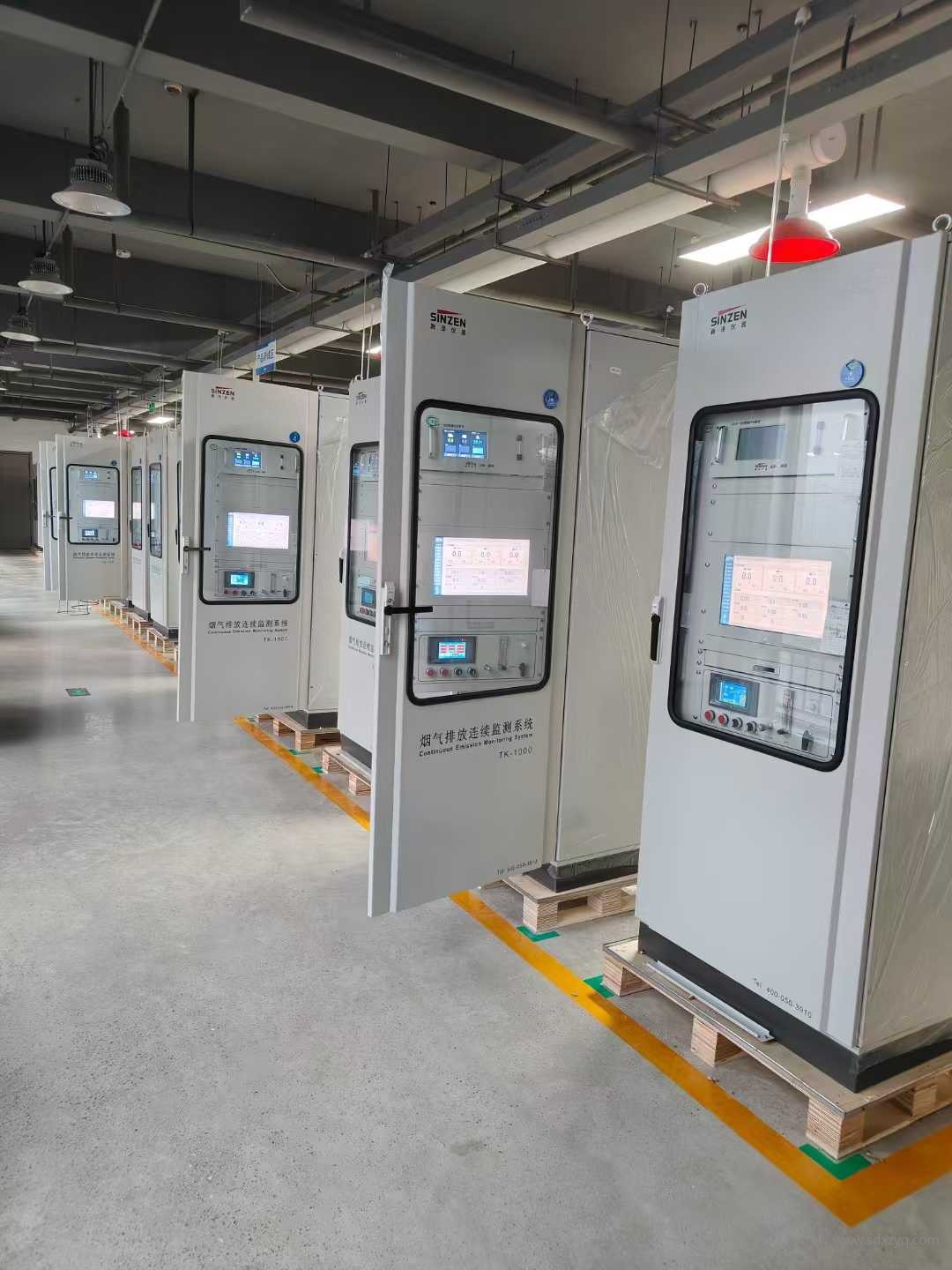 1736308123112704.jpg 烟气在线监测展示